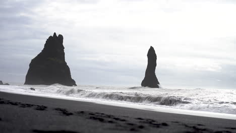 Reynisfjara-Beach-seascape-in-Iceland,-waves-crash-in-to-black-sand-beach