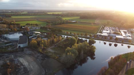 Helmond-City-Mit-Fluss-Quer-Durch-Die-Stadt-Bei-Einem-Schönen-Sonnenuntergang-Mit-Der-Reflexion-Von-Bäumen-Im-Wasser