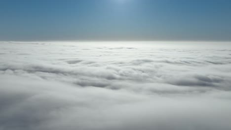 Zeitraffer-über-Den-Wolken-Bei-Sonnenaufgang-Mit-Drohne-02