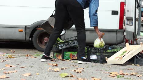 Nahaufnahme-Einer-Schwarzen-Einwandererfrau,-Die-Nach-Einem-Lebensmittelmarkt-In-Mailand-Nach-Resten-Sucht-Und-Diese-Auswählt