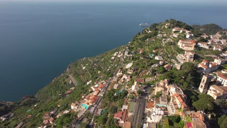Drone-Volando-Sobre-Un-Pueblo-De-Montaña-Con-La-Cámara-Inclinada-Hacia-Abajo,-Disparado-En-La-Costa-De-Amalfi-En-Italia-En-4k