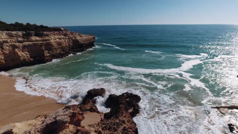 Wellen,-Die-Auf-Felsen-Im-Alba-Resort-An-Der-Algarve,-Portugal,-Krachen-6