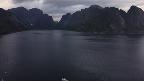 Reinefjorden-Fjord-Und-Steile-Bergklippen-In-Der-Gemeinde-Moskenes-In-Nordland,-Luftbild,-Das-Die-Küsten-Von-Sakrisoy-Und-Reine-Enthüllt,-Norwegen-In-Der-Dämmerung