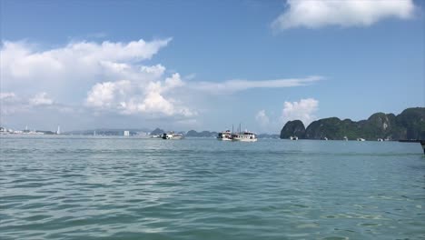 Cruceros-En-La-Bahía-De-Ha-Laung,-Vietnam