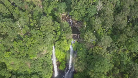 Luftneigung-Von-Der-Spitze-Des-Bali-Dschungelwasserfalls-Mit-Mehreren-Kaskaden