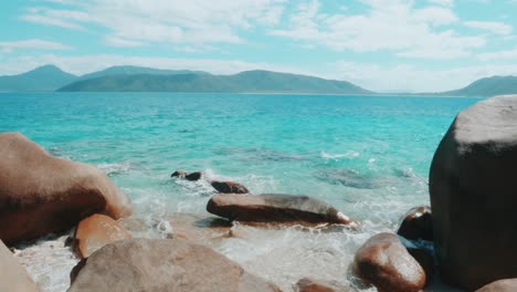 Hermosa-Playa-Con-Rocas-Y-Agua-Azul-Colorida-En-La-Isla-Fitzroy-En-Queensland,-Australia