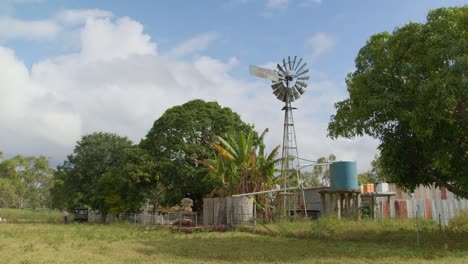 Ein-Bauernhaus-Mit-Einer-Windmühle-In-Nord-Queensland,-Australien