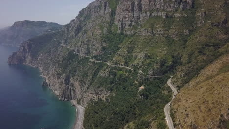 La-Pintoresca-Carretera-De-La-Costa-De-Amalfi-Fue-Tallada-En-La-Empinada-Ladera-De-La-Montaña,-Antena