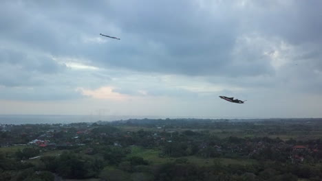 Cometas-Volando-En-La-Tarde-Nublada-En-Canggu,-Bali,-Indonesia