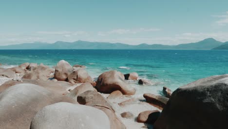 Schöner-Strand-Mit-Felsen-Und-Blauem-Ozean-Im-Hintergrund-In-Queensland,-Australien