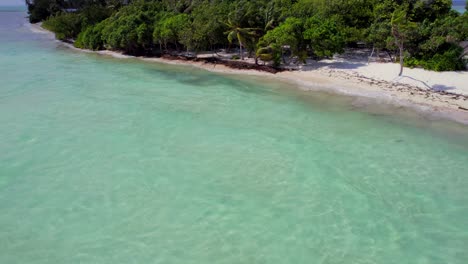 Aguas-Turquesas-Del-Océano-Rompiendo-En-Una-Idílica-Playa-Tropical-En-Las-Maldivas