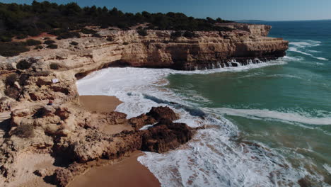 Olas-Rompiendo-Contra-Las-Rocas-En-El-Alba-Resort-En-Algarve,-Portugal-2