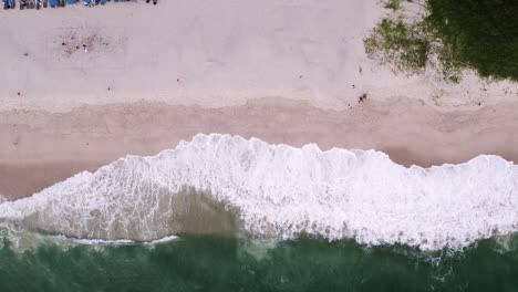 Top-down-ansicht-Von-Schaumigen-Wellen,-Die-über-Sandiger-Küste-In-Phuket,-Thailand-Brechen