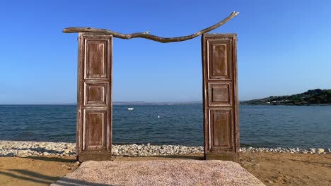 Inusual-Puerta-De-Madera-Aislada-Frente-Al-Mar-En-La-Playa-Para-Un-Lugar-De-Tiro-Frente-Al-Mar