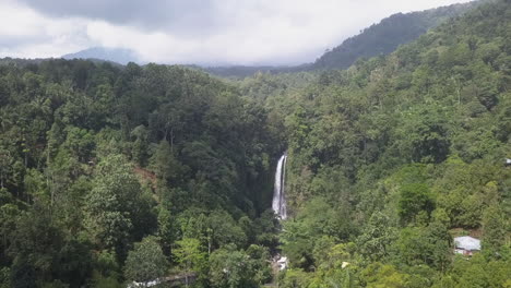 Vuelo-Del-Valle-De-La-Jungla-Densa-Del-Norte-De-Bali-Hacia-Una-Espectacular-Cascada-Alta