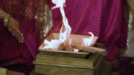 Fuego-De-Boda-Hindú-O-Ceremonia-De-Grah-Shanti-Durante-La-Ceremonia-Religiosa-Hindú-En-India---Primer-Plano