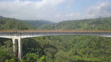 Verkehr-Und-Touristen-Auf-Der-Tukad-Bench-Bridge,-Balis-Höchster-Brücke