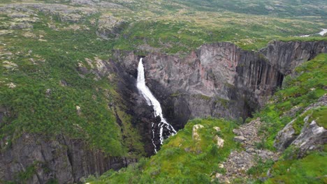 Drone-Revelando-Cascada-Valursfossen-En-El-Parque-Nacional-Hardangervidda-Durante-El-Verano-Con-Un-Paisaje-Verde