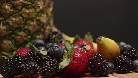 Frutas-Girando-Sobre-Una-Tabla-De-Cortar