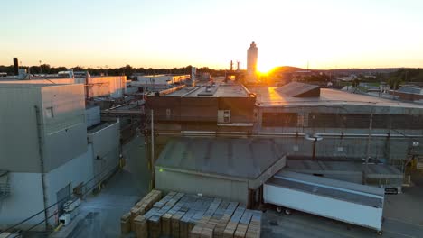 Produktionsstätte-Bei-Sonnenuntergang.-Luftüberführung-Eines-Industriegebäudes