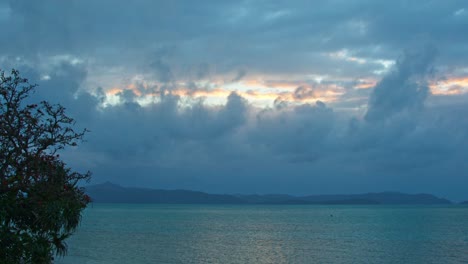 Bewölkter-Sonnenuntergang-Auf-Einer-Tropischen-Insel