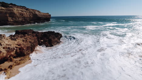 Wellen,-Die-Auf-Felsen-Im-Alba-Resort-An-Der-Algarve,-Portugal,-Krachen-3