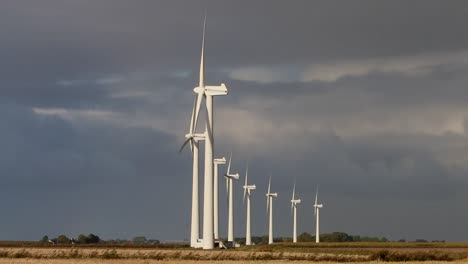 Eine-Reihe-Von-Windkraftanlagen-Auf-Feldern-In-Der-Nähe-Des-Wattenmeeres