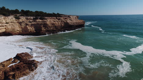 Wellen,-Die-Auf-Felsen-Im-Alba-Resort-An-Der-Algarve,-Portugal,-Krachen-1