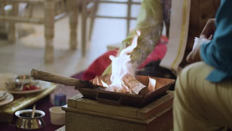 Graha-Shanti-Pooja-Feuerritual-Für-Die-Indische-Vorhochzeitszeremonie