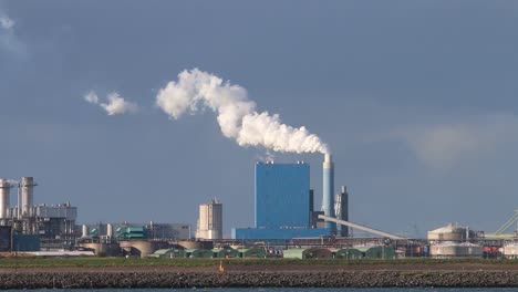 Mirando-A-Través-Del-Agua-Desde-El-Gancho-De-Holanda-Mostrando-Las-Emisiones-Provenientes-De-La-Chimenea