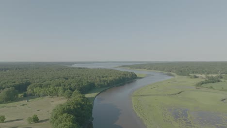 Aufsteigende-Drohne-über-Gewundenen-Fluss-Und-Wald,-New-Hampshire