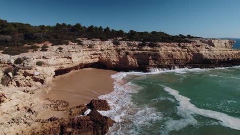 Wellen,-Die-Auf-Felsen-Im-Alba-Resort-An-Der-Algarve,-Portugal,-Krachen-4