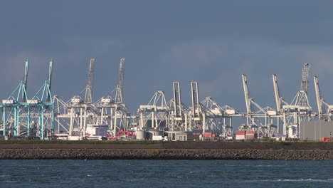 Cranes-for-loading-and-unloading-ships-near-the-Hook-of-Holland