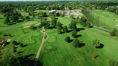 Riesiges-Golfclubfeld-Mit-Kleinen-Teichen,-Endend-Mit-Einem-Parkplatz,-Northbrook,-Illinois,-Chicago