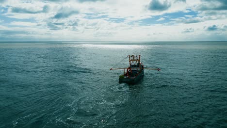 Fischerboot,-Trawler,-Der-Vor-Der-Ostküste-Großbritanniens-Arbeitet-Und-Auf-Unruhiger-See-In-Die-Sonne-Segelt