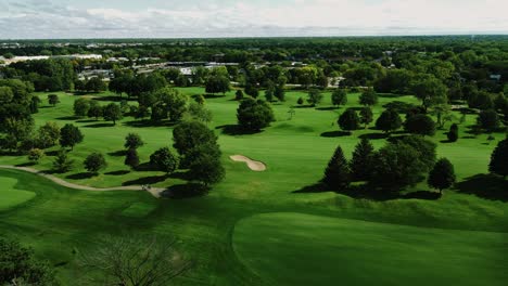 Flying-Over-Stunning-Golf-Club-Full-Of-Green-Trees,-Northbrook-,-Illinois,-Chicago