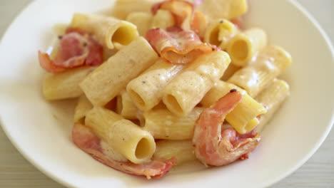 Homemade-spaghetti-rigatoni-pasta-with-white-sauce-and-bacon---Italian-food-style-6