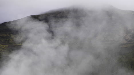 Heißer-Quellendampf,-Der-In-Die-Berge-Von-Island-Entweicht