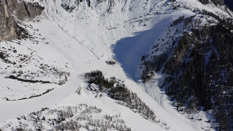 País-De-Las-Maravillas-De-Invierno-Con-Esquiadores-En-Las-Laderas-De-La-Estación-De-Esquí-Dolomitas-En-Italia