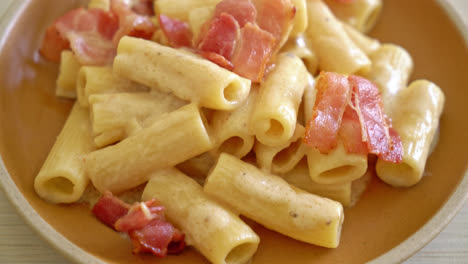 Homemade-spaghetti-rigatoni-pasta-with-white-sauce-and-bacon---Italian-food-style-5