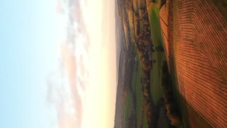Vertikale-Aufnahme-Von-Ackerland-In-Der-Landschaft-Von-West-Sussex-Während-Des-Sonnenuntergangs-In-Der-Grafschaft-Shire,-Südostengland
