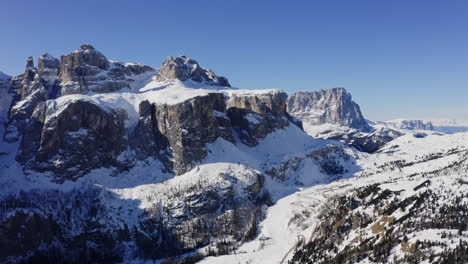 Montaña-De-Dolomitas-Cubierta-De-Nieve-En-Un-Soleado-Día-De-Invierno-En-Italia