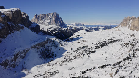 Luftpanorama-Von-Schneebedecktem-Gelände-Mit-Kurvenreichen-Straßen-Am-Fuße-Der-Dolomiten-In-Italien