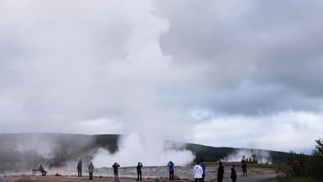 Incredible-wide-shot-of-the-Strokkur-Geyser-erupting