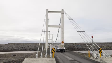 Kleine-Brücke-Im-Ländlichen-Island-Mit-Dem-Auto,-Das-Darüber-Fährt