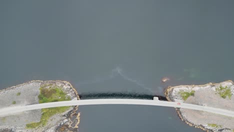 Fliegen-über-Ein-Auto,-Das-Eine-Einsame-Brücke-In-Norwegen-über-Dem-Ozean-Und-Zwischen-Zwei-Kleinen-Inseln-überquert