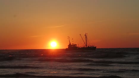Ein-Fischerboot-Auf-Der-Nordsee-Mit-Sonnenuntergang