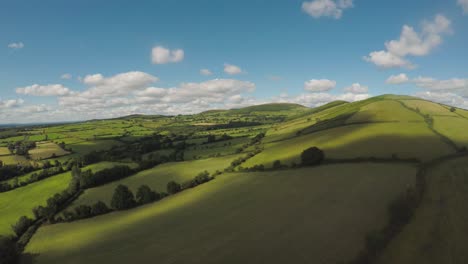 Langsam-Aufsteigend-über-Die-Wunderschönen-Grünen-Hügeligen-Felder-Irlands