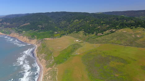 Idyllic-View-Of-Coastal-Cliffs-And-Breaking-Waves-At-RCA-Beach-In-Bolinas,-Marin-County,-California