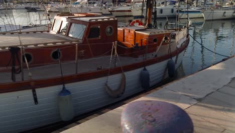 Ein-Altes-Klassisches-Segelboot,-Das-Im-Hafen-Von-Palermo,-Sizilien,-Verankert-Ist